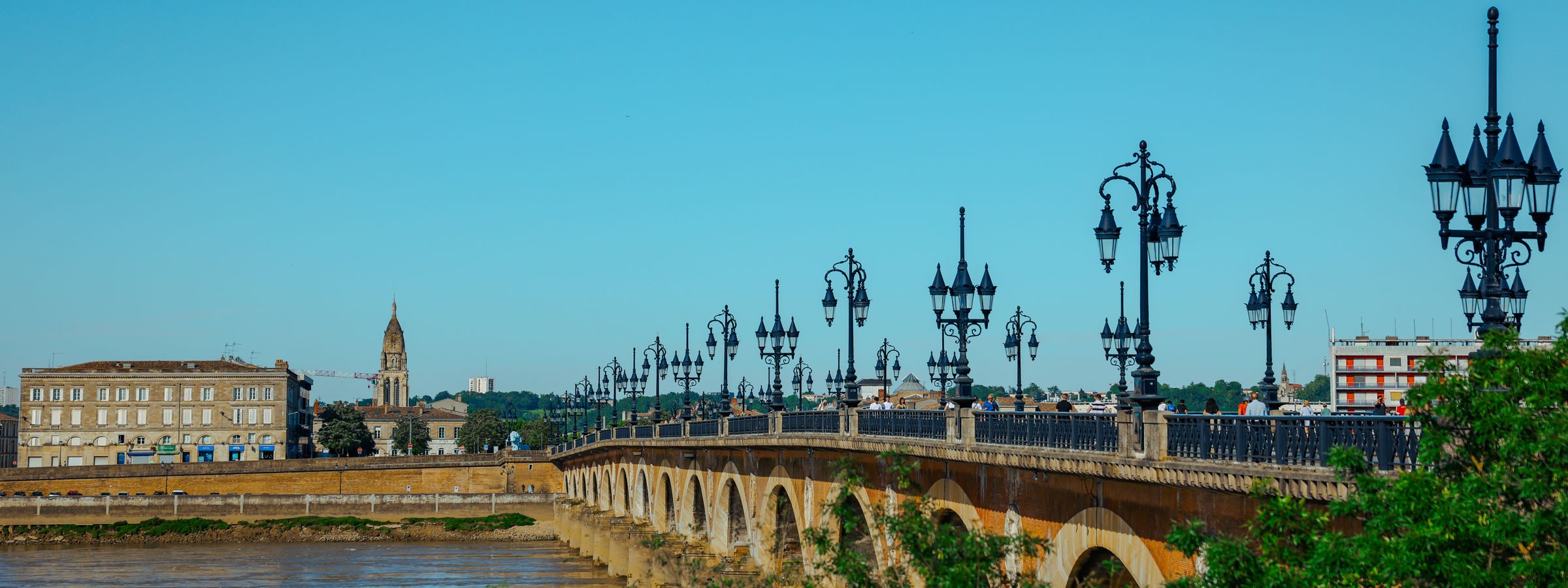 Le Pont de Pierre et les quais de Bordeaux