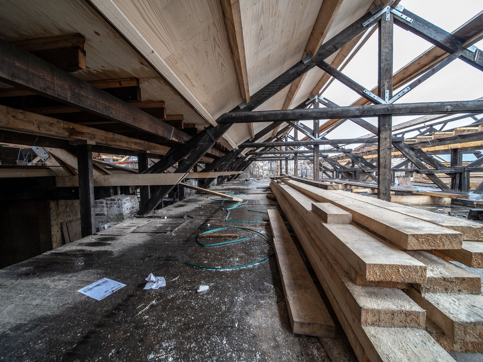 Charpente en bois en cours de rénovation dans un comble