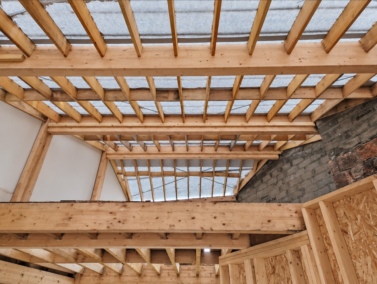 Charpente en bois neuve vue depuis l'intérieur des combles