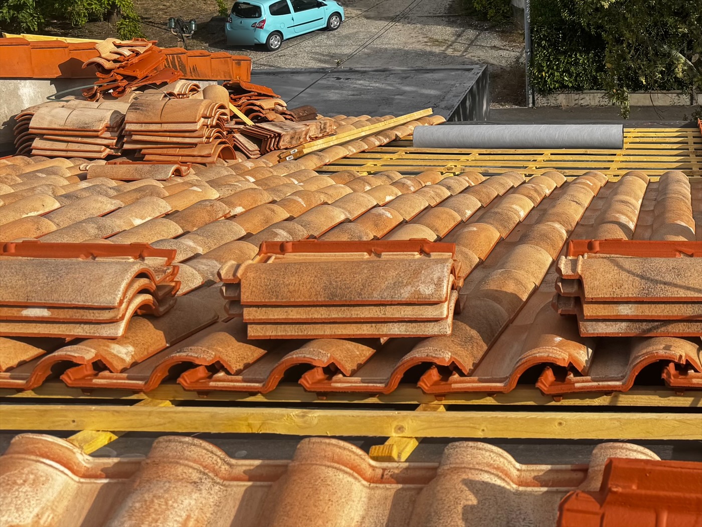 Tuiles canal en cours de pose sur des liteaux neufs, chantier OAO Rénovation